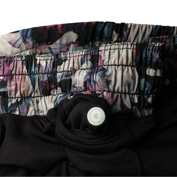 Lululemon Hotty Hot Short II '2.5" Utopia Multi/ Deep Phantom Size: 6 - Picture 15 of 15
